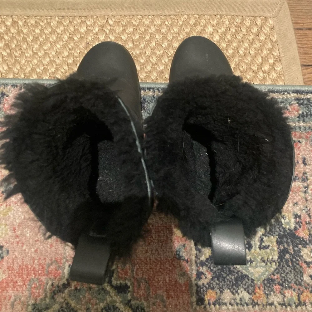 No. 6 Brand 5" Pull On Shearling Clog Boot on Mid on Black Base; Gently Worn - Picture 2 of 8